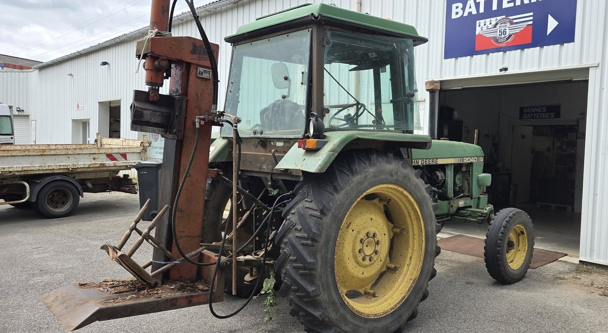 Tracteur agricole équipé de batteries professionnelles